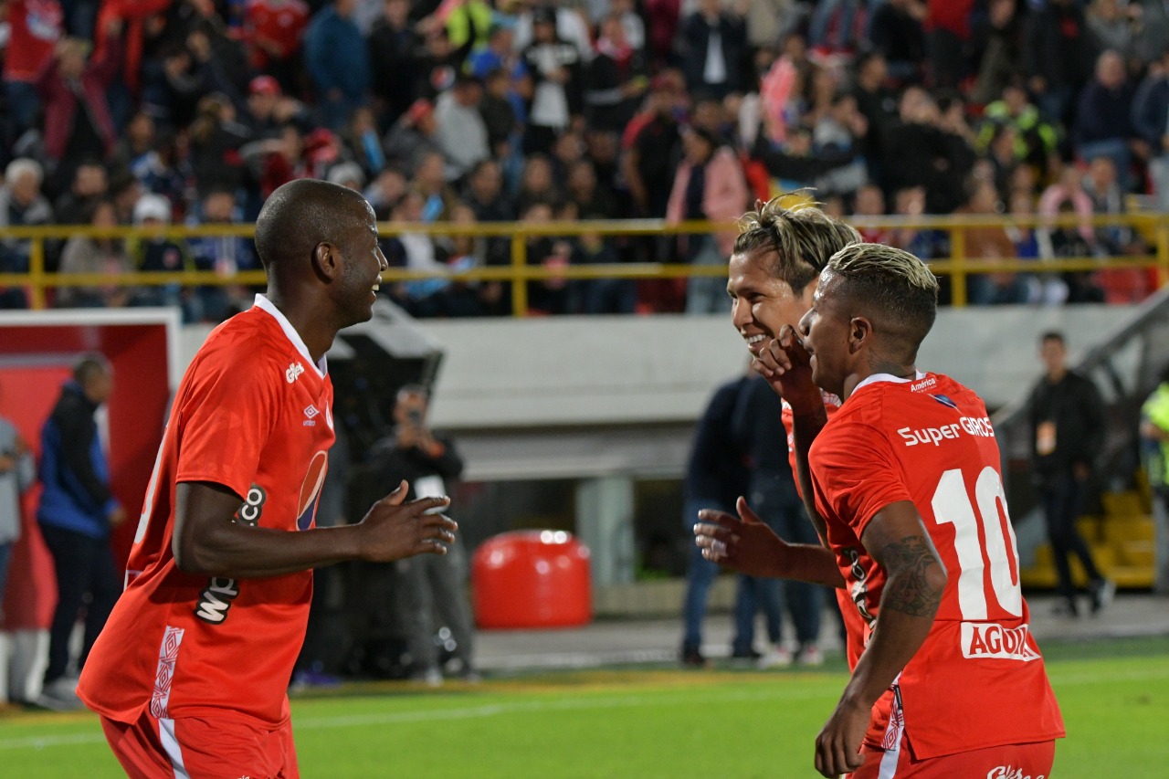 América de Cali celebra un gol. Adrián Ramos, Yesus Cabrera y Rafael Carrascal