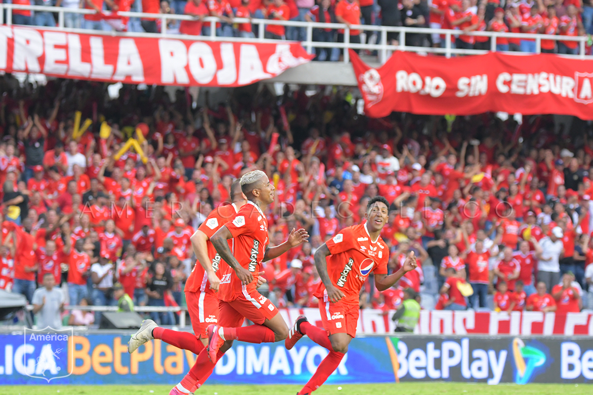 América de Cali celebra un gol en el Pascual Guerrero. Yesus Cabrera, Cristian Arrieta y Matías Pisano