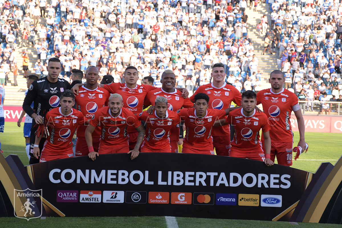 América de Cali en la foto oficial del partido ante Universidad Católica en Copa Libertadores 2020