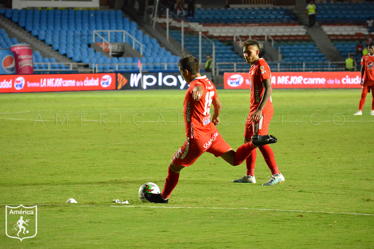 Rafael Carrascal ejecuta un tiro libre con América de Cali