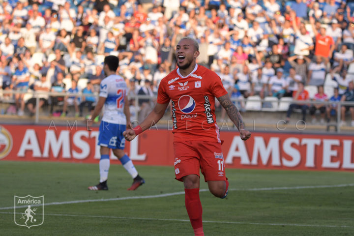 Duván Vergara celebra un gol del América de Cali ante Universidad Católica de Chile por Copa Libertadores