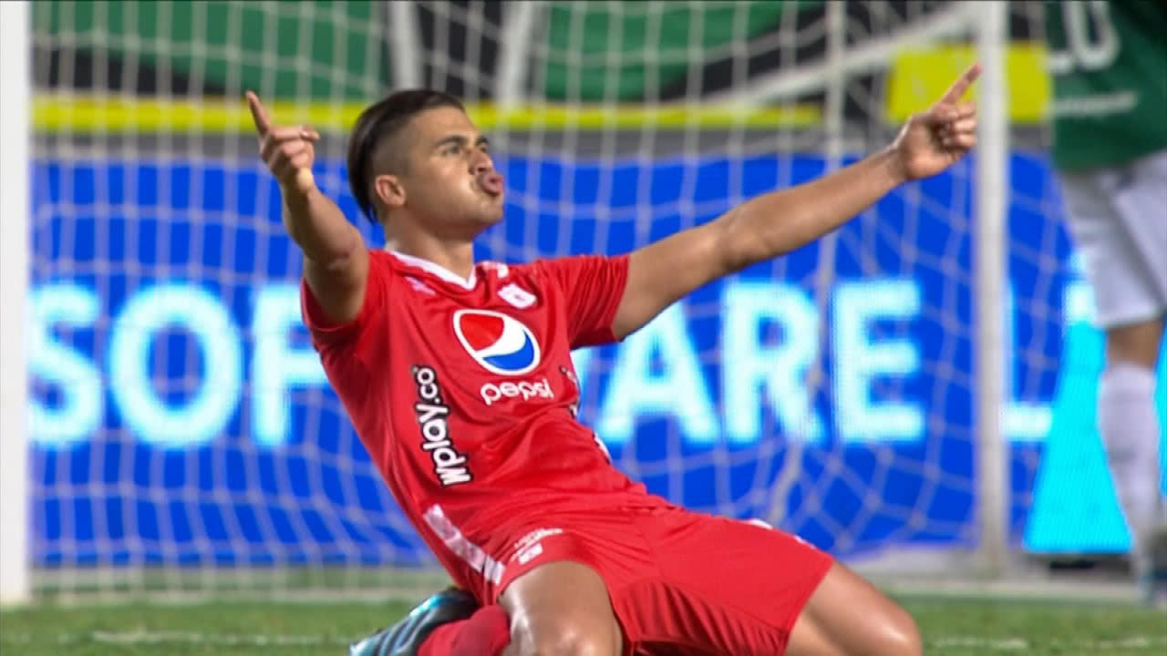 Carlos Sierra celebra un gol con América de Cali ante el Deportivo Cali