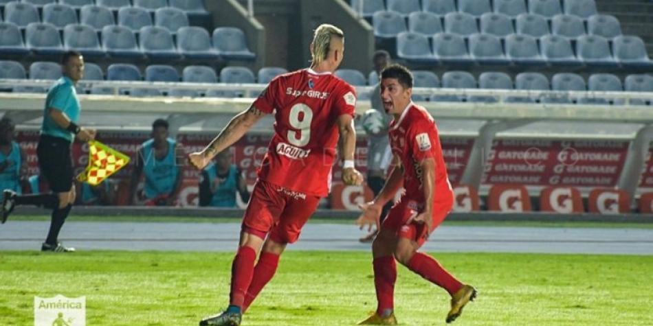 Michael Rangel y Matías Pisano celebran un gol con América de Cali. FOTO: América de Cali oficial