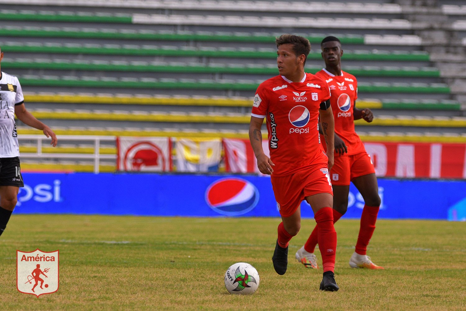 Rafael Carrascal y Pablo Ortíz disputando un partido con América de Cali