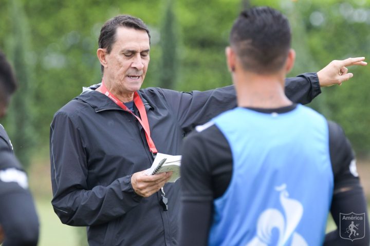 En medio de los entrenamientos de América de Cali, se dio un homenaje a Darío Gómez